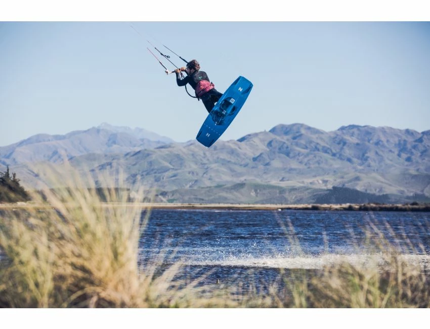 Gambler 2018 Nue - Planche Twin-Tip Kitesurf Occasion - Sports Nautiques 10 Gambler 2018 Nue - Planche Twin-Tip Kitesurf Occasion - Sports Nautiques – Image 8